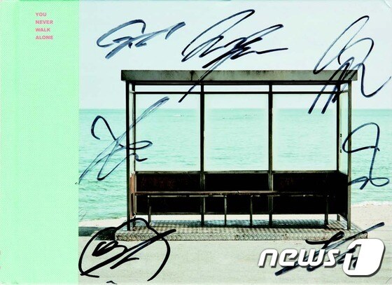방탄소년단(BTS) You Never Walk Alone (Left ver.) 멤버 전원 친필 사인 앨범.© News1