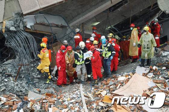 대만 구조대원들이 지진으로 무너진 건물 잔해 속에서 구조작업을 벌이고 있다.© AFP=뉴스1