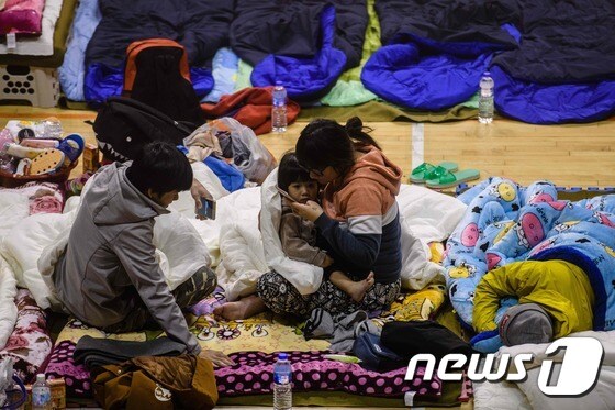 대만 화롄 주민들이 체육관에 대피해있다. © AFP=뉴스1