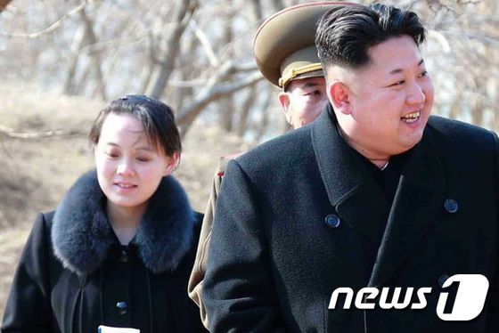김정은 북한 조선노동당 위원장(오른쪽)과 여동생 김여정 당 중앙위원회 제1부부장(자료사진) © AFP = 뉴스1