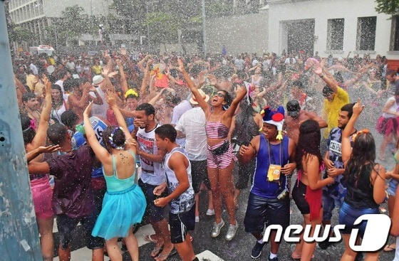 4일(현지시간) 브라질 리우데자네이루에서 시민들이 삼바 카니발에 앞서 길거리 파티를 즐기고 있다. © AFP=뉴스1
