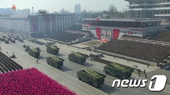 북한이 8일 건군절(인민군 창건일) 기념 열병식에서 공개한 신형 단거리탄도미사일(SRBM) (조선중앙TV 캡처) © News1
