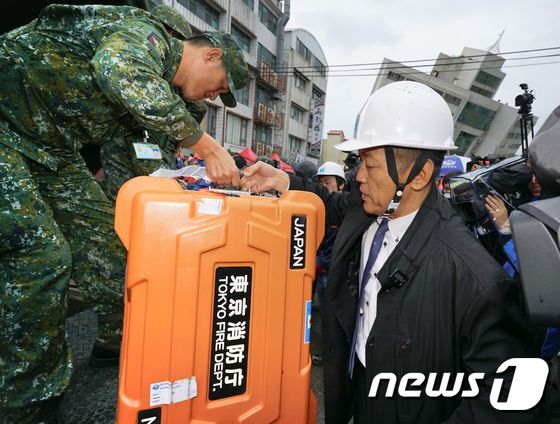 8일(현지시간) 지진 피해를 입은 대만 동부화롄(花蓮)에 일본 지진 구조대가 도착해 장비를 운반하고 있다.  © AFP=뉴스1