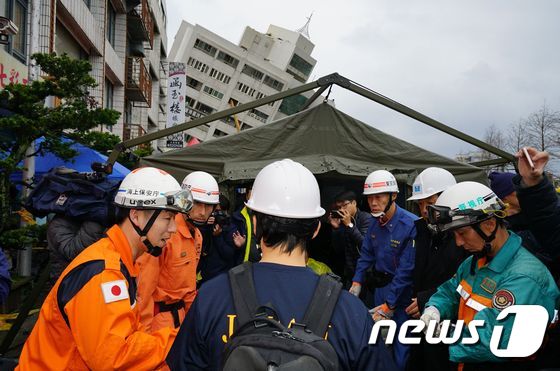 8일(현지시간) 지진 피해를 입은 대만 동부화롄(花蓮)에 일본 지진 구조대가 도착해 현장을 둘러보고 있다.  © AFP=뉴스1