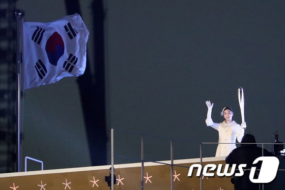 평창동계올림픽 개막식에서 마지막 성화주자를 맡은 '피겨여왕' 김연아./뉴스1 © News1 허경 기자
