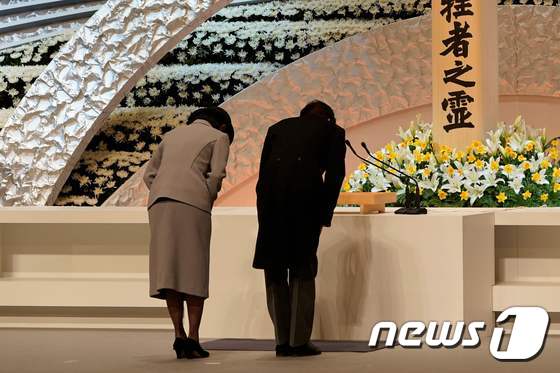 아키시노 노미야 당시 일본 왕자 부부가 11일 (현지시간) 도쿄에서 열린 동일본 대지진 7주기 추도식의 희생자 제단 앞에 고개를 숙이고 있다. © AFP=뉴스1 © News1 우동명 기자