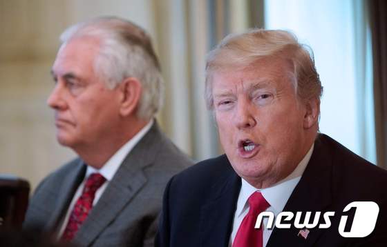 렉스 틸러슨 미 국무장관(왼쪽)과 도널드 트럼프 미국 대통령(오른쪽). © AFP=뉴스1