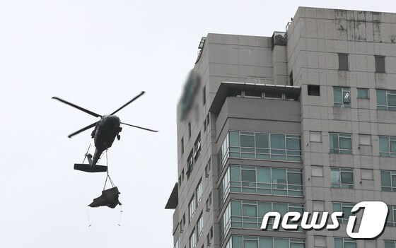 군 헬기, 도심 아파트에서 임무수행중