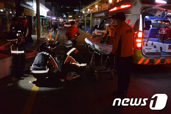 119대원들이 부상당한 보행자를 병원으로 이송하고 있다. © News1<br><br>