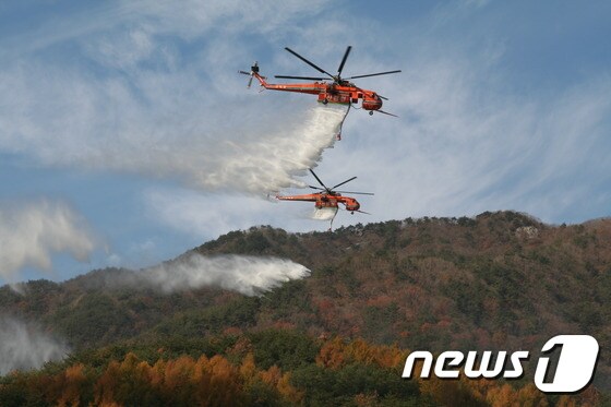 산불헬기 진화 모습(산림항공본부 제공)© News1