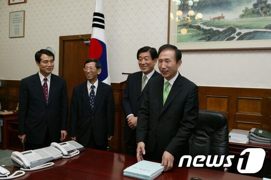 이명박 전 대통령이 2006년 6월 서울시장 이임식날 원세훈 전 국정원장(오른쪽 두번째) 등과 기념촬영을 하고있다.© News1