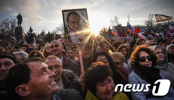 14일(현지시간) 푸틴 대통령의 연설을 듣기 위해 모인 지지자들. © AFP=뉴스1