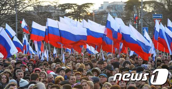 14일(현지시간) 푸틴 대통령의 연설을 듣기 위해 모인 지지자들. © AFP=뉴스1