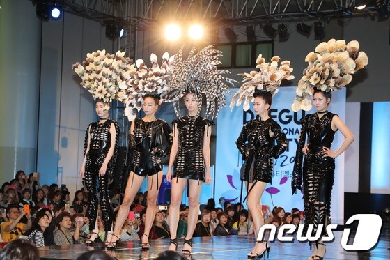 지난해 열린 제5회 대구국제뷰티엑스포에서 모델들이 화려한 치장을 뽐내고 있다.(대구시 제공)© News1
