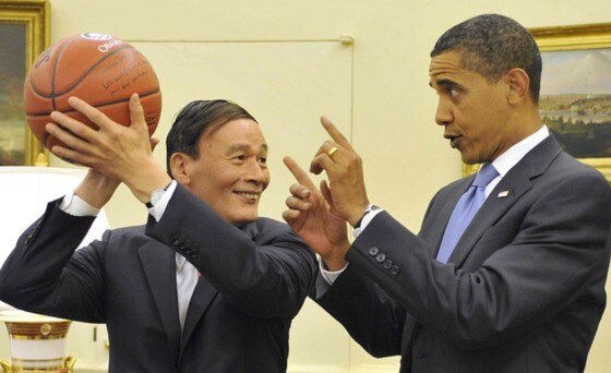 농구공을 들고 있는 왕치산과 버락 오바마 전 미국 대통령, 오바마는 농구 광이다. - SCMP 갈무리