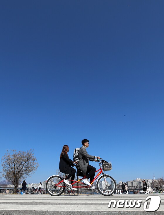 '파란 하늘, 자전거 데이트'