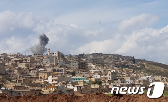 시리아 북부의 쿠르드족 민병대 관할지인 아프린에서 공습에 따른 연기가 피어오르고 있다. © AFP=뉴스1
