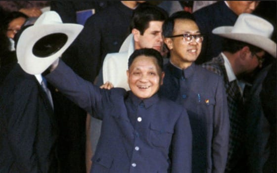 1979년 미국 방문에 나선 덩샤오핑이 카우보이 모자를 흔들고 있다. - 중국 공산당 신문왕 갈무리 