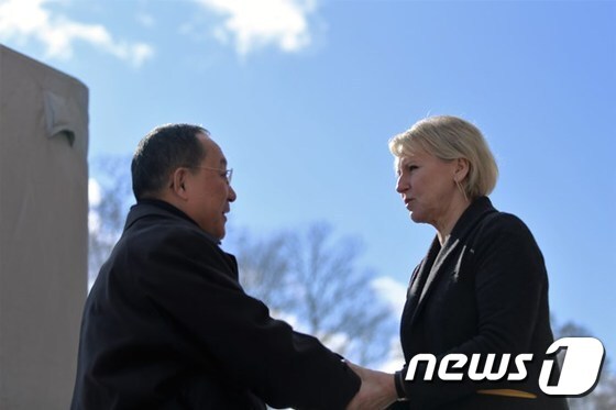 북한 리용호 외무상과 마르고트 발스트룀 스웨덴 외교장관. (출처 : 스웨덴 외교부) © News1