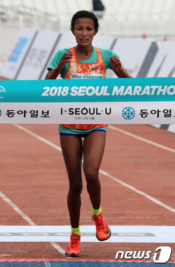 히루 티베부 담테 '서울국제마라톤 1위로 결승선 통과'