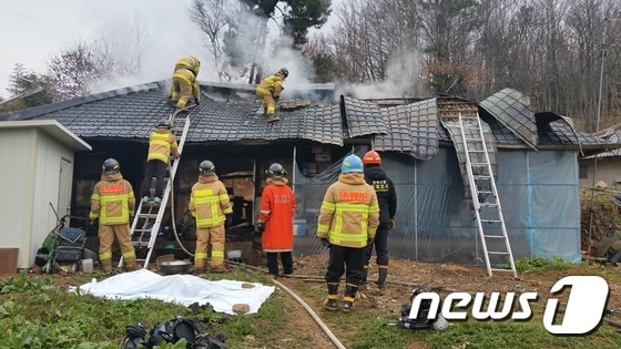 18일 오전 10시 50분께 전북 고창군 해리면 방축리 주택에서 불이 나 김모(112·여) 할머니가 숨졌다. (고창소방서 제공)© News1