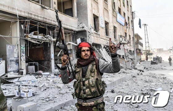 터키 지원을 받는 시리아 반군이 18일(현지시간) 북부 아프린 중심부에서 승리를 자축하고 있다. © AFP=뉴스1