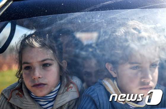17일(현지시간) 시리아 북부 아프린에서 피난가는 아이들. © AFP=뉴스1