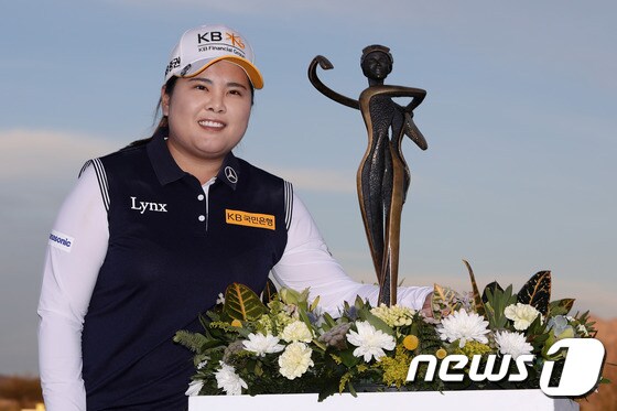 19일(한국시간) LPGA 파운더스컵에서 우승한 박인비가 트로피와 함께 포즈를 취하고 있다. © AFP=News1
