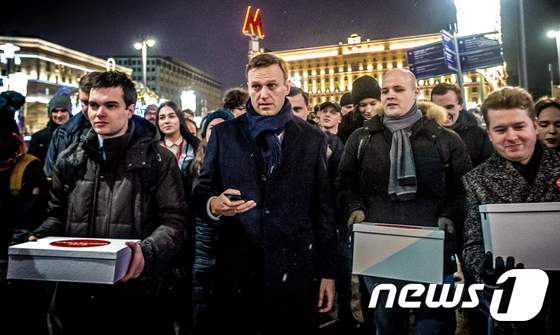 블라디미르 푸틴 러시아 대통령의 최대 정적 알렉세이 나발니(가운데)가 지지자들과 함께 시위하는 모습.© AFP=뉴스1