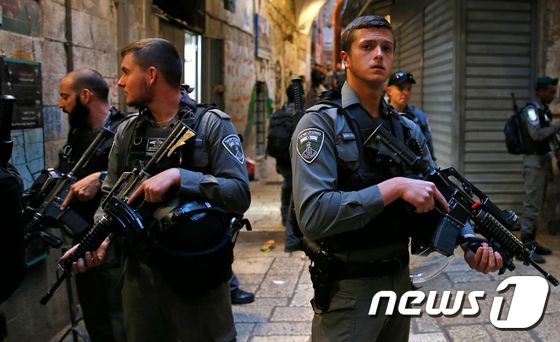 18일(현지시간) 예루살렘에서 발생한 흉기 사건과 관련해 현장에 출동한 이스라엘 보안 경찰들. © AFP=뉴스1