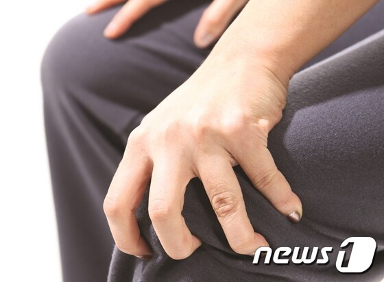 한 중년 여성이 관절염으로 무릎 통증을 호소하고 있다.(대전자생한방병원 제공)© News1