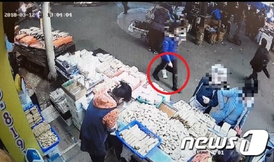 지난 12일 부산 부산진구에 있는 부전시장에서 신고자 조모씨(61·여)가 잃어버린 돈봉투가 바닥에 떨어져 있다.(부산지방경찰청 제공)© News1