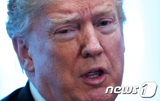 도널드 트럼프  미국 대통령이 지난 1일 백악관에서 수입 철강 및 알루미늄에 관세를  부과할 것이라고 말하고 있다.  © AFP=뉴스1 © News1 우동명 기자