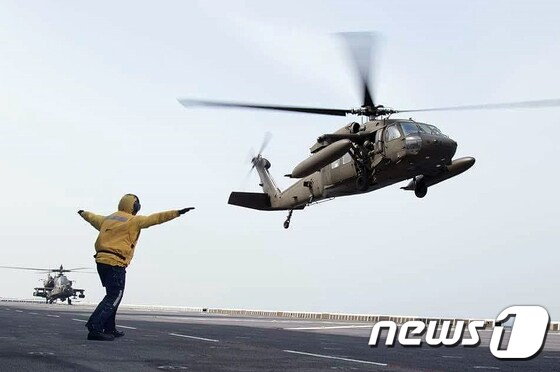 한미 군 당국은 지난달 27일 남해상에서 주한미군 헬기를 우리 군 상륙함에 착함시키는 훈련을 했다고 2일 전했다. 사진은 미군 UH-60 '블랙호크' 헬기가 독도함에서 착함 훈련하는 모습. (주한 미8군 페이스북 캡처) 2018.3.2/뉴스1