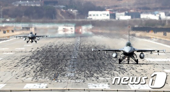 20일 오전 경기도 평택시 오산공군기지에서 F-16 전투기들이 임무수행을 마친 후 착륙하고 있다.  2018.3.20/뉴스1 © News1 오장환 기자