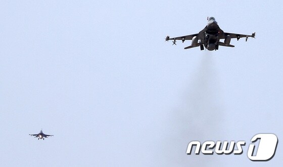 20일 오전 경기도 평택시 오산공군기지에서 F-16 전투기들이 임무수행을 하기 위해 이륙하고 있다.   2018.3.20/뉴스1 © News1 오장환 기자