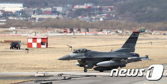 20일 오전 경기도 평택시 오산공군기지에서 F-16 전투기들이 임무수행을 마친 후 착륙을 하고 있다. 2018.3.20/뉴스1 © News1 오장환 기자