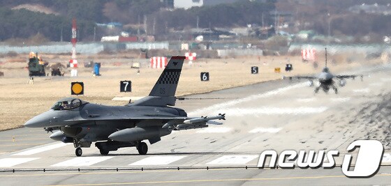 20일 오전 경기도 평택시 오산공군기지에서 F-16 전투기들이 임무수행을 마친 후 착륙을 하고 있다. 2018.3.20/뉴스1 © News1 오장환 기자