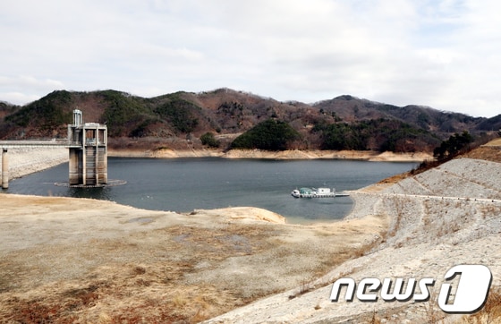20일 오전 경북 안동댐은 35.6%의 저수율을 보이고 있다. 안동지역은 18~19일 이틀간 30.6㎜의 비가 내렸다. 2018.3.20/뉴스1 © News1 피재윤 기자