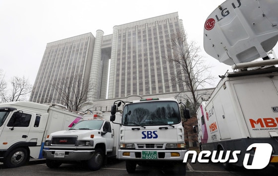 서울 서초구 서울중앙지방법원에 방송사 중계차량들이 대기하고 있다. 2018.3.21/뉴스1 © News1 이재명 기자