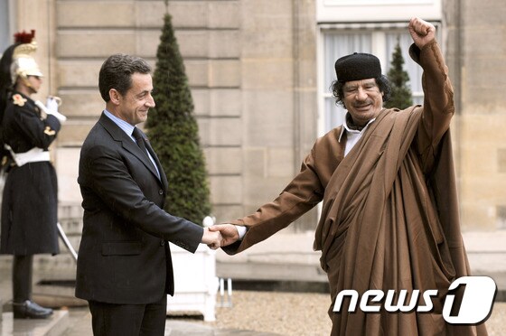 2007년 12월 프랑스를 국빈 방문한 리비아의 전 독재자 무아마르 카다피(오른쪽)가 니콜라 사르코지 당시 대통령과 악수하고 있다. © AFP=뉴스1