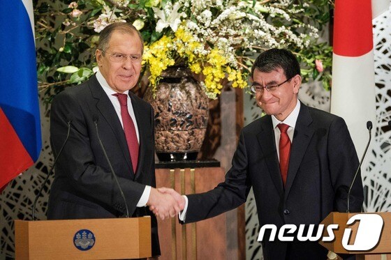 고노 다로(河野太郎) 일본 외무상과 세르게이 라브로프 러시아 외무장관(왼쪽)이 21일 도쿄(東京)에서 회담을 열고 북한의 비핵화를 위한 긴밀한 협력을 확인했다. © AFP=뉴스1
