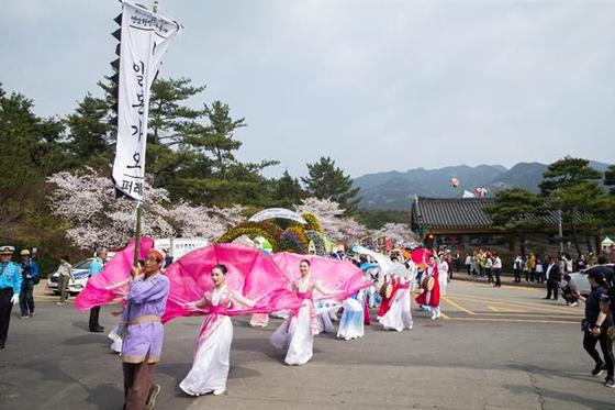 2017년 영암왕인문화축제 ‘왕인박사일본가오!’테마 행렬 모습. 영암군 제공