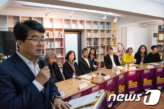송형종 서울연극협회 회장(왼쪽) © News1