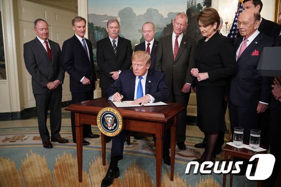 중국 무역제재 행정명령에 서명하는 도널드 트럼프 미 대통령.© AFP=뉴스1