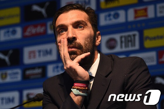 이탈리아 대표팀에 복귀한 잔루이지 부폰(유벤투스)이 23일(이하 한국시간) 아르헨티나와의 평가전을 하루 앞두고 열린 기자회견에 참석했다. ©AFP=News1