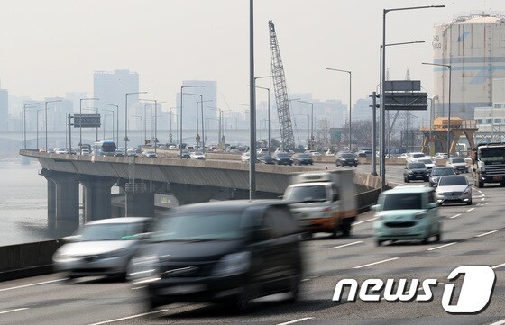 서울 강변북로를 달리는 차량들 뒤로 보이는 여의도 일대가 희뿌연 모습을 보이고 있다. /뉴스1 © News1 오대일 기자