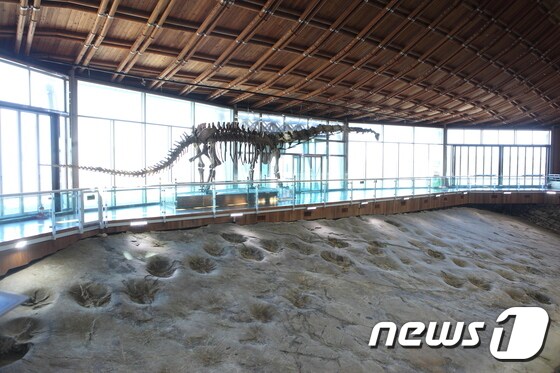 제3보호각의 대형 초식공룡 마멘키사우루스 골격와 발자국 화석