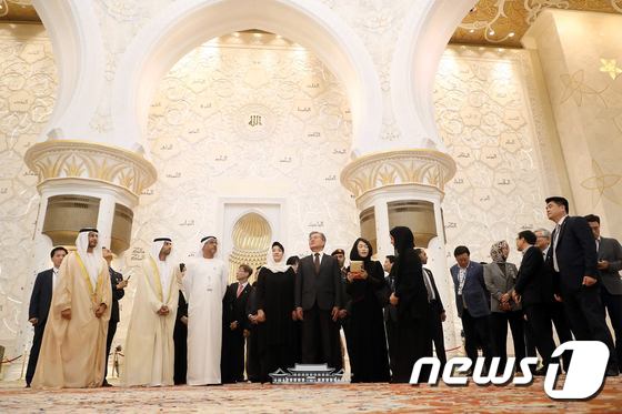 UAE를 공식방문 중인 문재인 대통령과 김정숙 여사가 24일(현지시간) 그랜드 모스크를 방문해 관람하고 있다.(청와대 페이스북)© News1