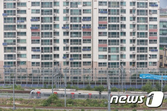 서대문구 한 아파트에 설치된 베란다 태양광(서울시 제공)© News1